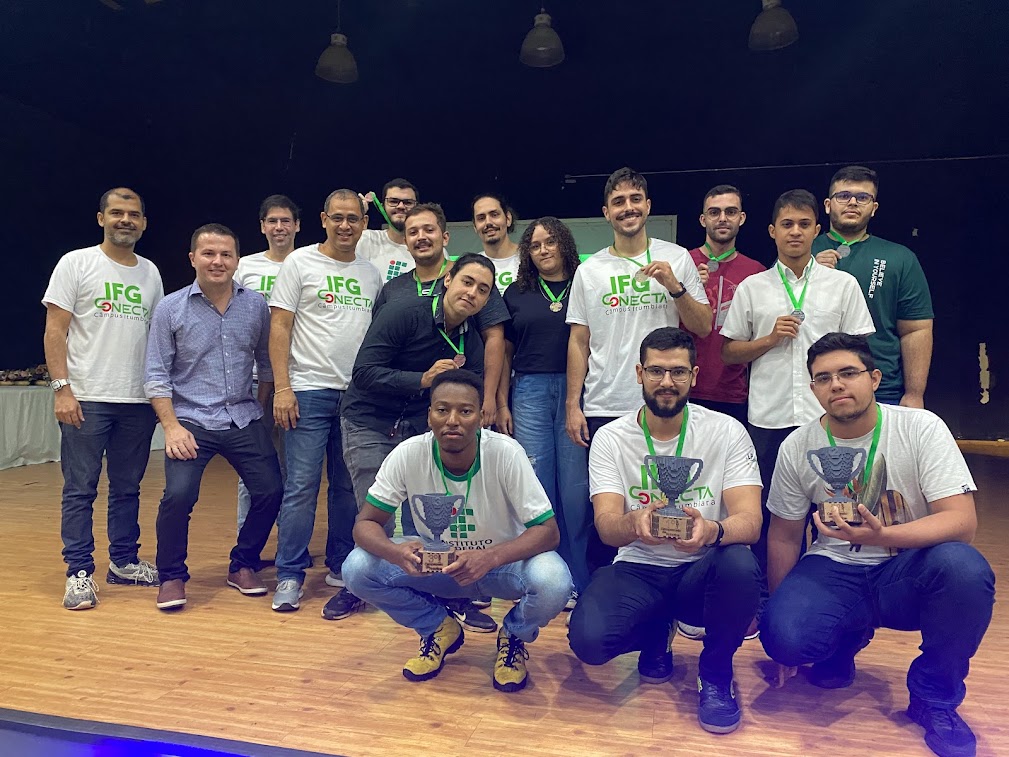 Participantes do campeonato durante cerimônia de premiação